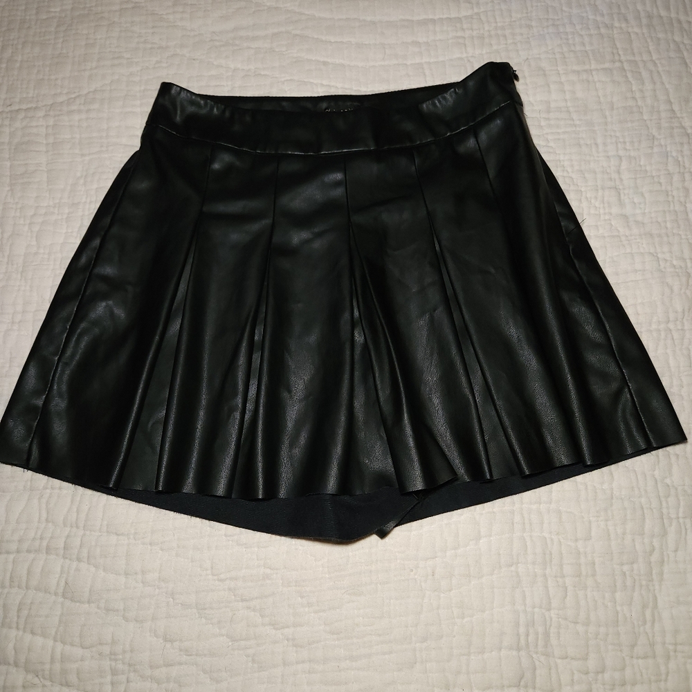 Shinestar Black Faux Leather Pleated Skort